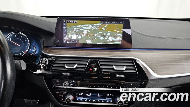 BMW 5-Series 2017 — photo 14