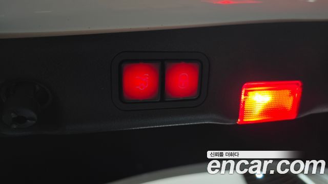 Mercedes-Benz E-Class 2018 — photo 30
