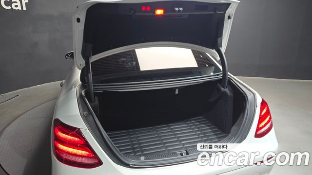 Mercedes-Benz E-Class 2018 — photo 31