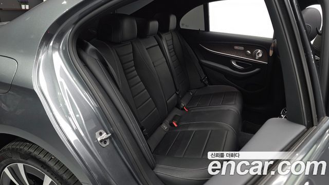 Mercedes-Benz E-Class 2021 — photo 12