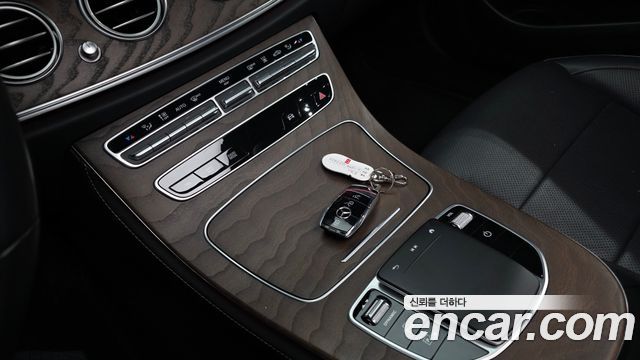 Mercedes-Benz E-Class 2021 — photo 17