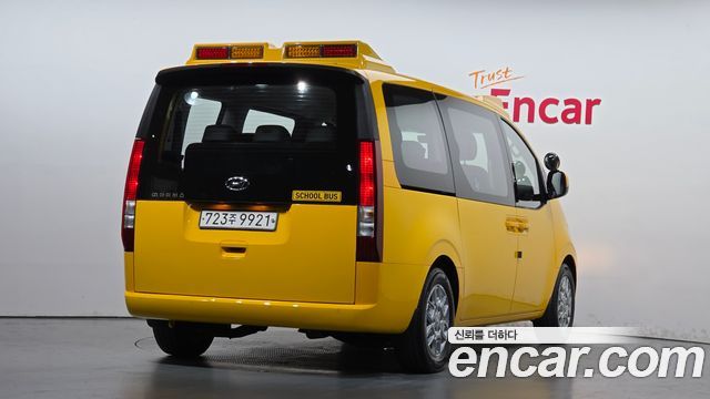 Hyundai Staria 2023 — photo 2