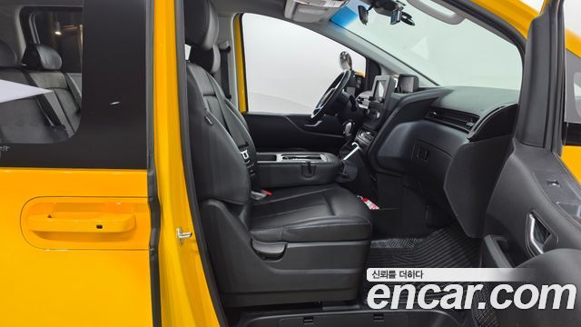 Hyundai Staria 2023 — photo 16