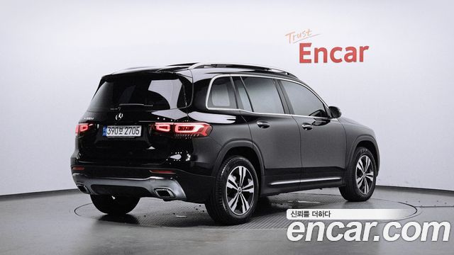 Mercedes-Benz GLB-Class 2023 — photo 2