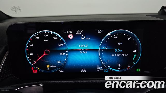 Mercedes-Benz GLB-Class 2023 — photo 8