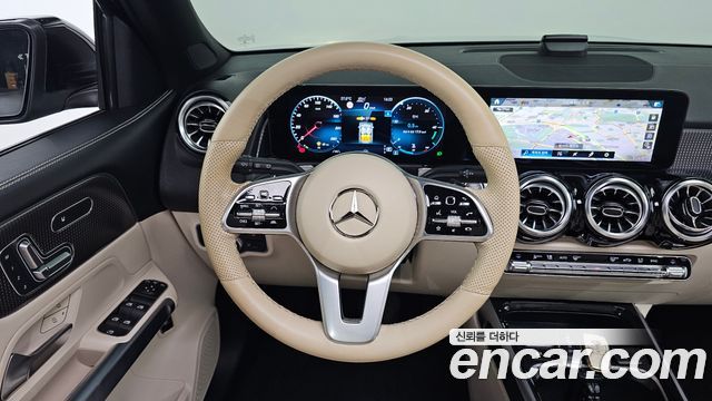 Mercedes-Benz GLB-Class 2023 — photo 12