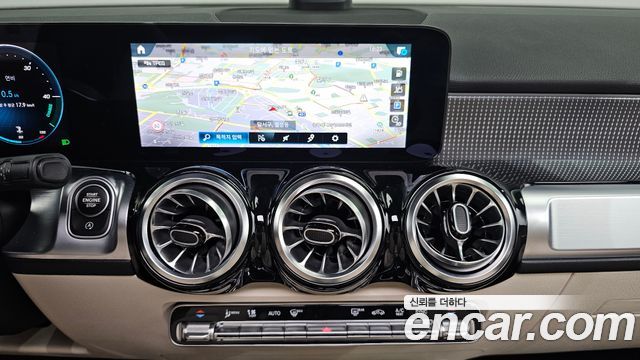Mercedes-Benz GLB-Class 2023 — photo 13