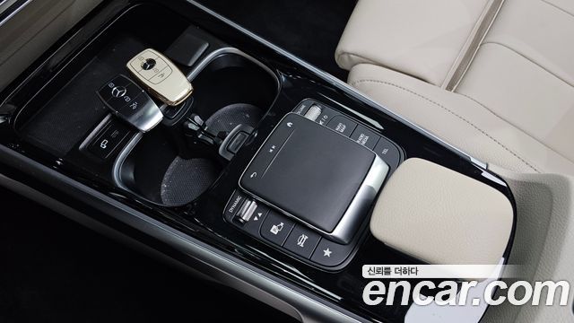 Mercedes-Benz GLB-Class 2023 — photo 15