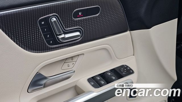Mercedes-Benz GLB-Class 2023 — photo 16
