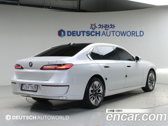 BMW 7-Series 2023 — photo 2