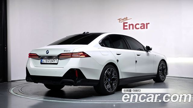 BMW 5-Series 2025 — photo 2