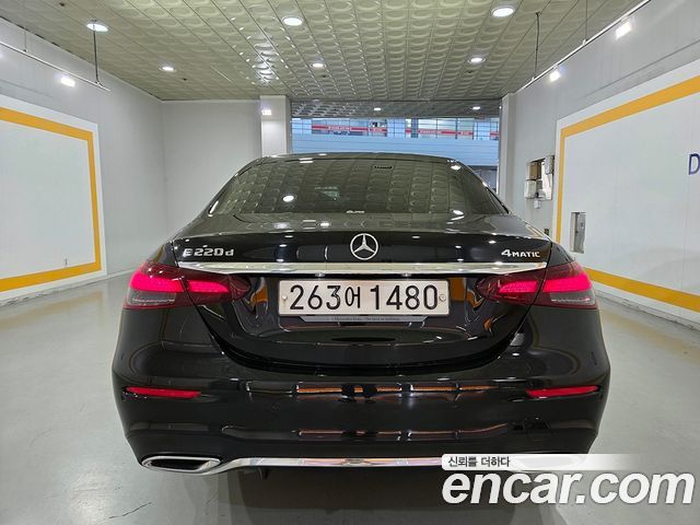 Mercedes-Benz E-Class 2023 — photo 4