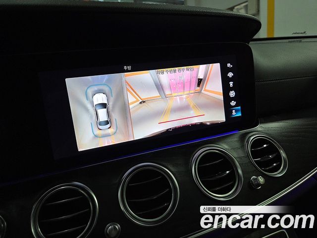 Mercedes-Benz E-Class 2023 — photo 11