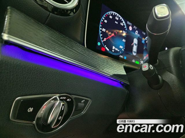 Mercedes-Benz E-Class 2023 — photo 13