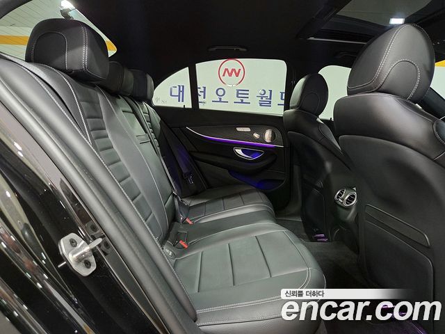 Mercedes-Benz E-Class 2023 — photo 18