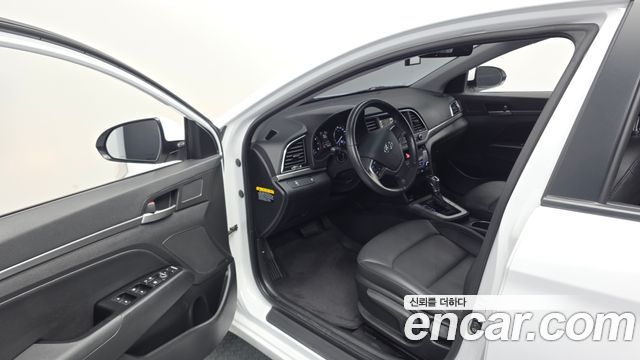 Hyundai AVANTE 2017 — photo 13