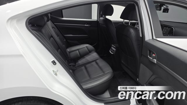 Hyundai AVANTE 2017 — photo 17