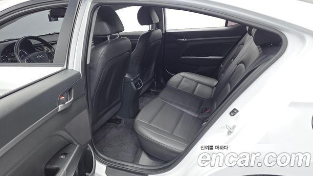 Hyundai AVANTE 2017 — photo 18