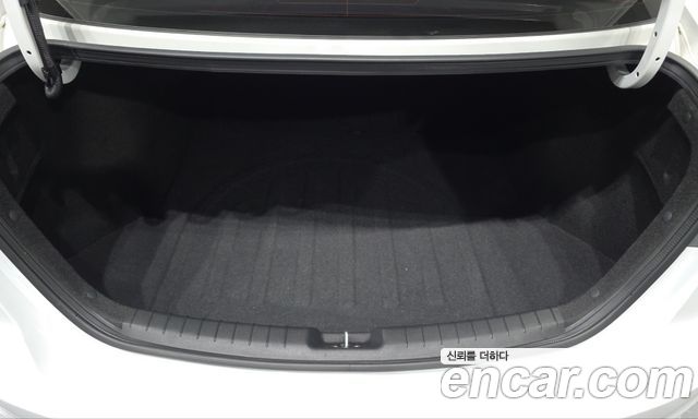 Hyundai AVANTE 2017 — photo 24