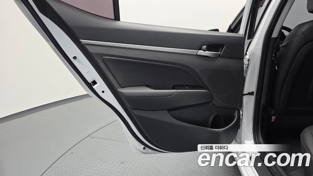 Hyundai AVANTE 2017 — photo 15