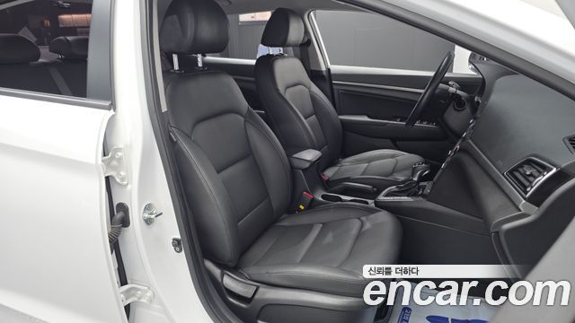Hyundai AVANTE 2017 — photo 16