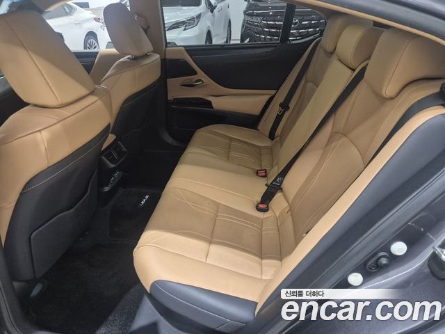 Lexus ES 2023 — photo 11