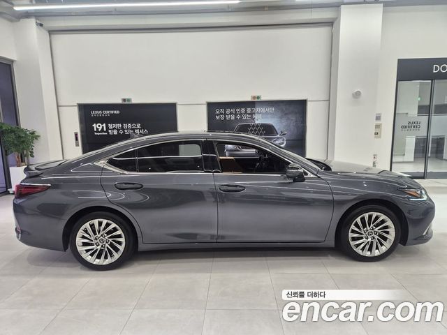 Lexus ES 2023 — photo 13