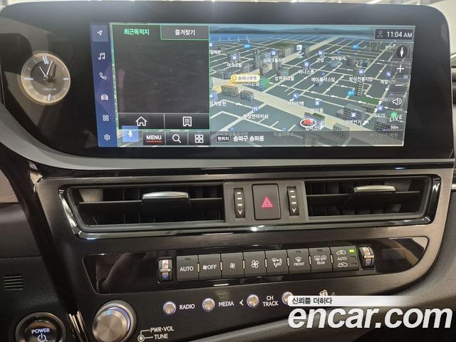 Lexus ES 2023 — photo 17