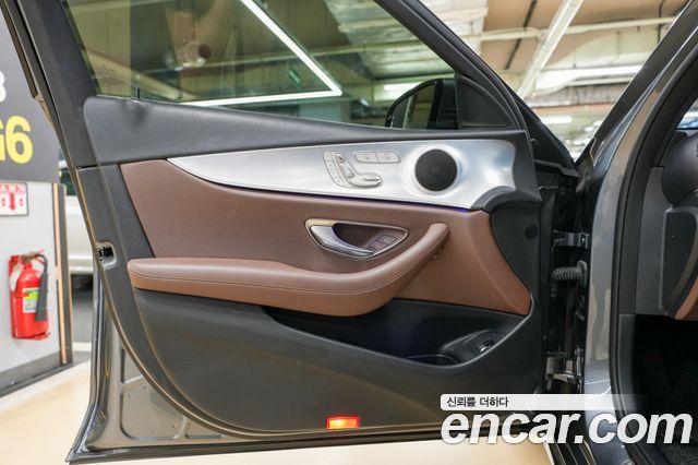 Mercedes-Benz E-Class 2020 — photo 16