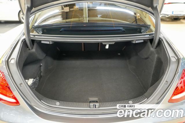 Mercedes-Benz E-Class 2020 — photo 19