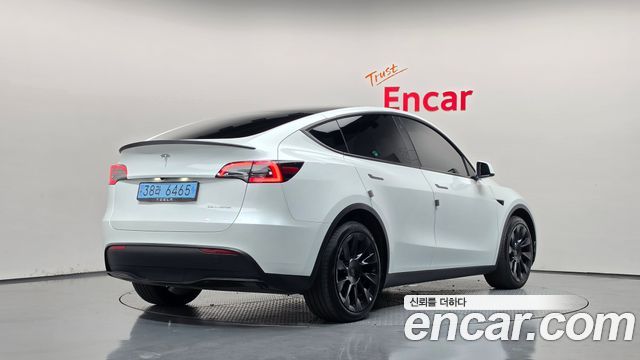 Tesla Model Y 2023 — photo 2