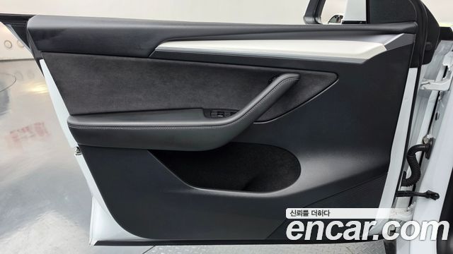 Tesla Model Y 2023 — photo 14