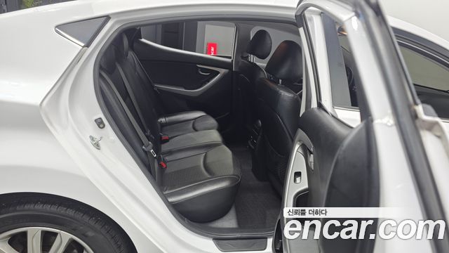Hyundai AVANTE 2015 — photo 18