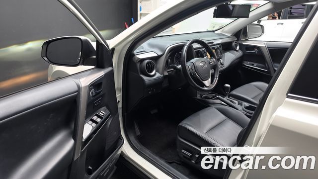 Toyota RAV4 2018 — photo 10