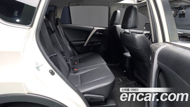 Toyota RAV4 2018 — photo 11