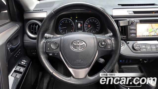 Toyota RAV4 2018 — photo 12