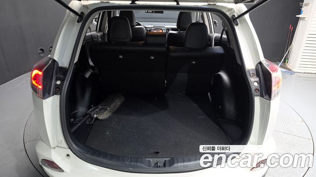 Toyota RAV4 2018 — photo 20