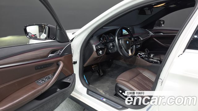 BMW 5-Series 2018 — photo 13