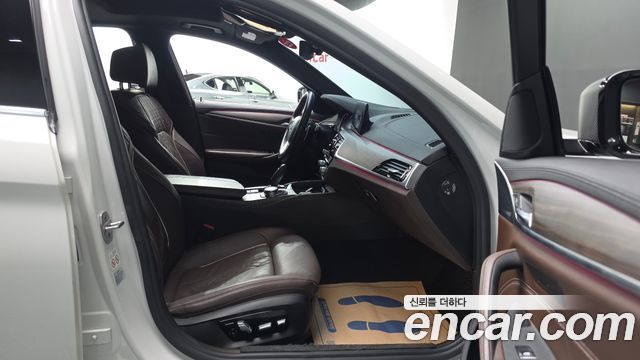 BMW 5-Series 2018 — photo 17