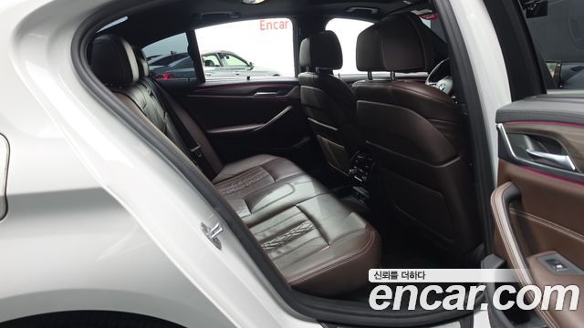 BMW 5-Series 2018 — photo 18