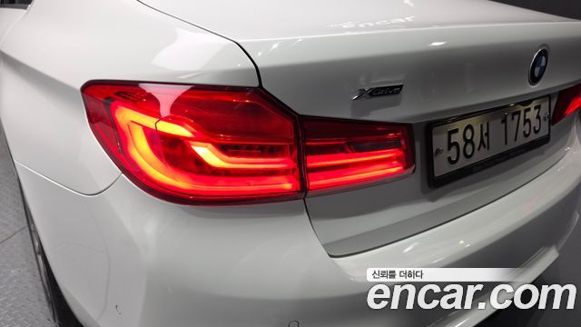 BMW 5-Series 2018 — photo 9