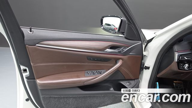 BMW 5-Series 2018 — photo 14