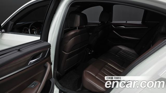 BMW 5-Series 2018 — photo 16