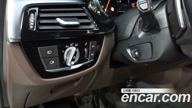 BMW 5-Series 2018 — photo 30