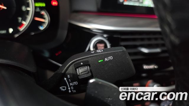 BMW 5-Series 2018 — photo 31