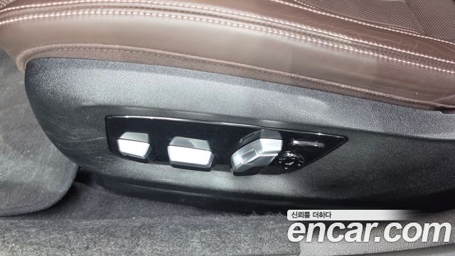 BMW 5-Series 2018 — photo 32