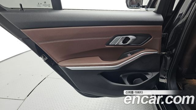 BMW 3-Series 2022 — photo 15