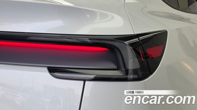 Tesla Model Y 2025 — photo 9