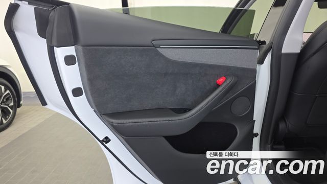 Tesla Model Y 2025 — photo 15