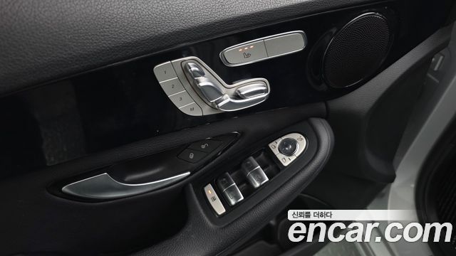 Mercedes-Benz C-Class 2018 — photo 32